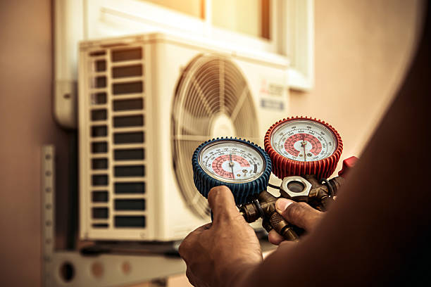 Professional Hvac technician working in Hitchcock, TX